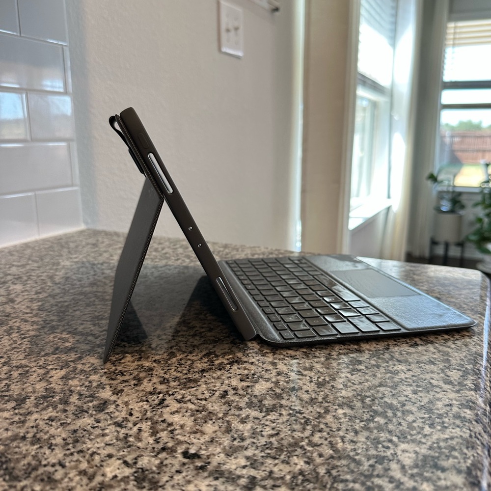 NEW - Logitech Keyboard Case - Picture 3 of 4